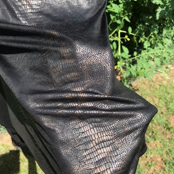 Black and gold tank top, size Small - Picture 5 of 9